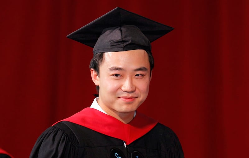 2012年5月24日,薄瓜瓜在哈佛大学的肯尼迪政府学院毕业典礼上获得了公共政策专业硕士学位。(路透社)