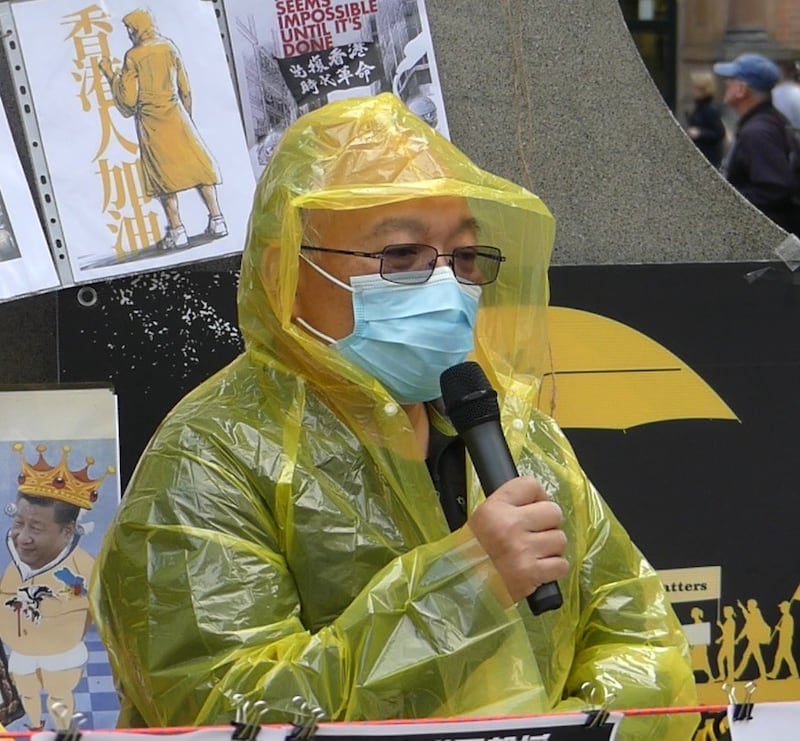 示威者特地穿着黄色雨衣,以便纪念在“反送中”抗争期间牺牲性命的梁凌杰──梁凌杰坠楼当天,正是穿着黄色雨衣。(记者丘德真摄影)