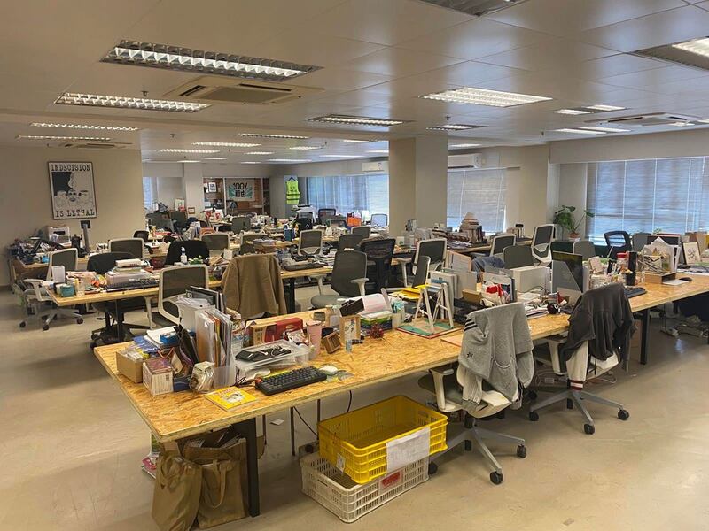 去年12月29日,香港《立场新闻》在高层被捕、资产被冻结后即日宣布停运。当晚在办公室关灯的,是记者林彦邦。 (林彦邦脸书截图)