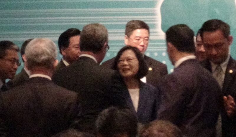 蔡英文出席“2019亚太安全对话”,与前澳大利亚国防部长派恩握手。(记者夏小华摄)