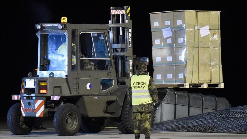 图为,2020年3月22日,捷克士兵在帕尔杜比采巴尔杜比采机场卸下了一架从中国运送100吨以上医疗和防护装备的飞机,以阻止冠状病毒(COVID-19)的传播。(法新社)
