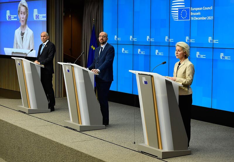 斯洛文尼亚总理扬沙，欧洲理事会主席米歇尔和欧盟委员会主席冯德莱恩在媒体会议上。（美联社）