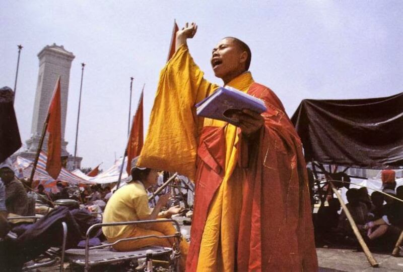 1989年5月17日，北京各界人士游行支持绝食学生。（六四档案图）