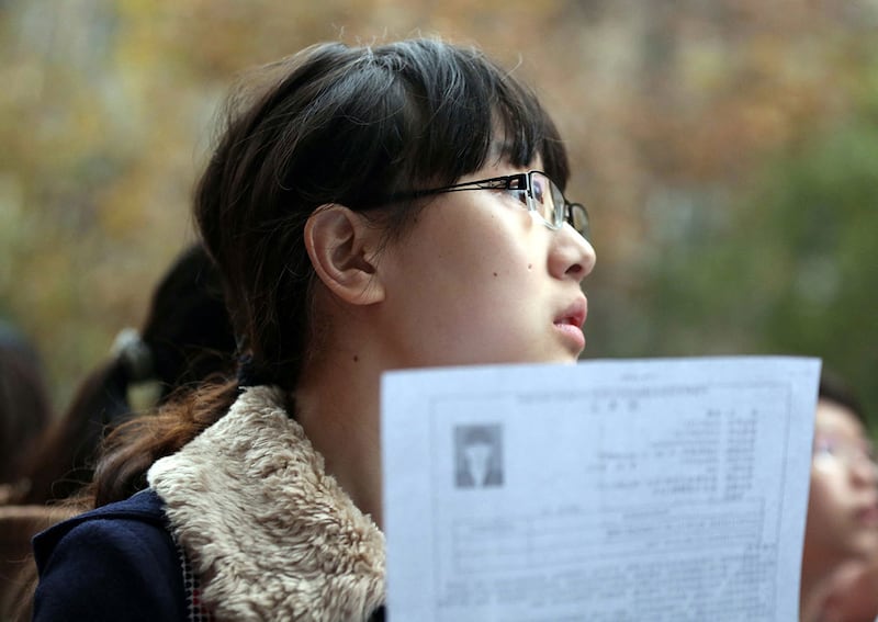 资料照:一名考生抵达南京大学参加中国国家公务员考试。(法新社)