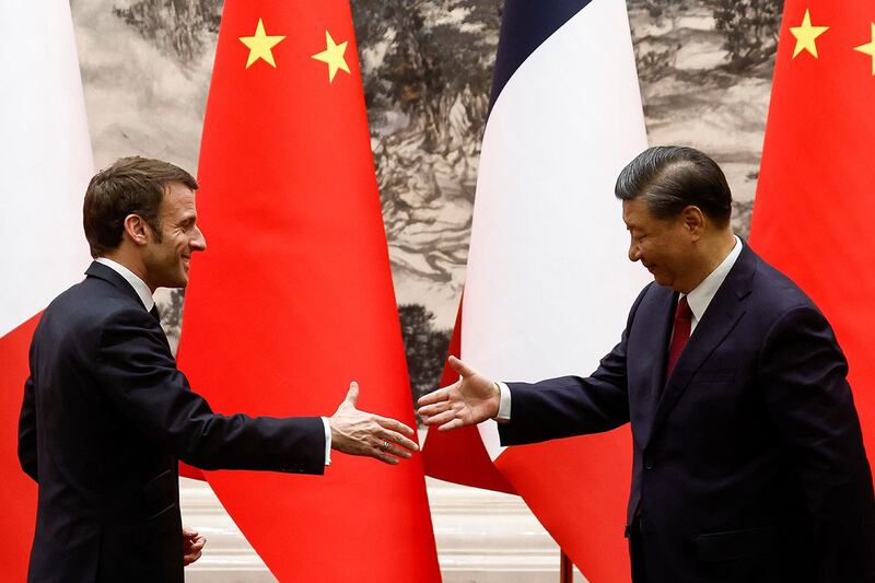 2023年4月6日,法国总统马克龙在北京与中国国家主席习近平会面。(路透社)