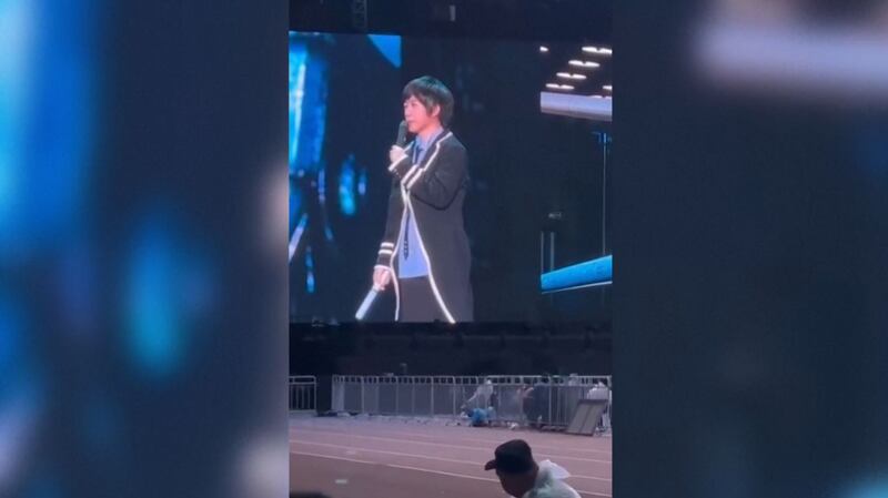 2024年5月25日,五乐天乐团主唱阿信在北京鸟巢演唱会画面。(视频截图/CNS、AP)