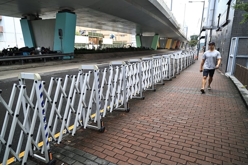 港府在法院外架起张张的铁栏作封锁线,防止民众追囚车。(陈子非提供)