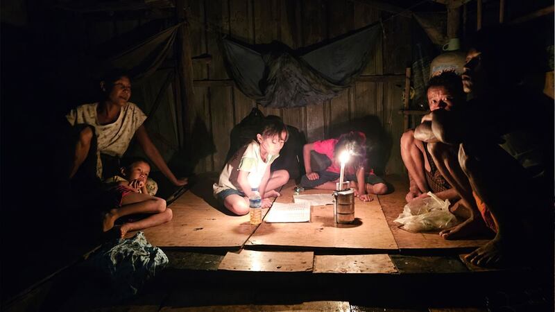 ရန်ကုန်တိုင်း၊ ဒဂုံဆိပ်ကမ်းမြို့နယ်၊ အမှတ် (၆၁) ရပ်ကွက်တွင် နေထိုင်သည့် မိသားစုတစ်စုအား ၂၀၂၄ ခုနှစ်၊ အောက်တိုဘာလ ၂၁ ရက်နေ့က တွေ့ရစဉ်။ (RFA Photo)