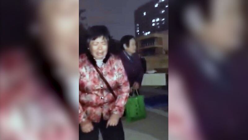 桥北教会信徒哭诉教堂被拆。(视频截图/记者乔龙 )