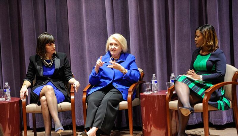 前美国全球妇女问题大使韦弗(Melanne Verveer)(中)在现场念出郭建梅所写的致辞(美联社图片)