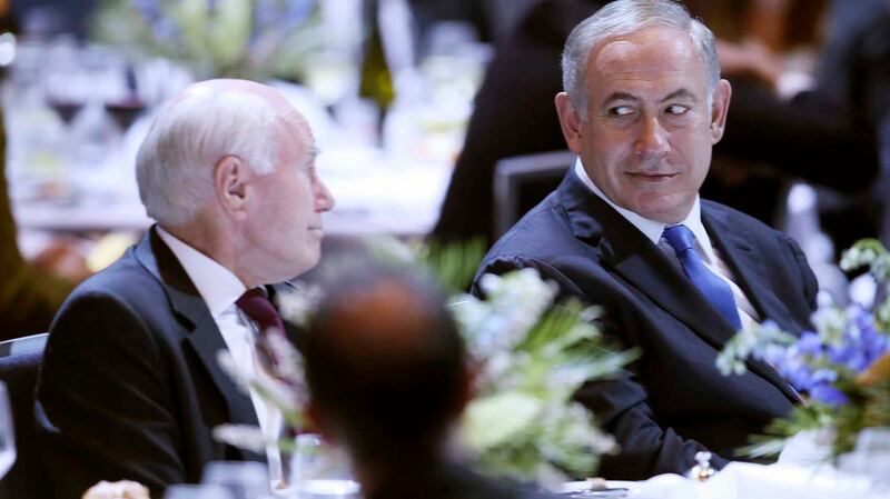 澳大利亚前总理、保守党人约翰•霍华德(John Howard,左)会见以色列总理内塔尼亚胡。(美联社/资料照片)