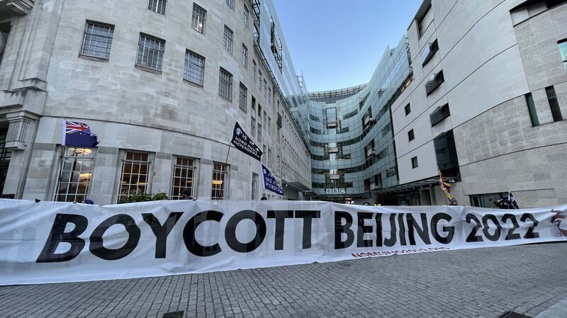 约20名在英藏人、维吾尔人和港人组织代表，周五(10日)下午到英国广播公司(BBC)总部，并拉起写有“抵制北京2022冬奥”(Boycott Beijing 2022)字句的巨型横幅，呼吁英国广播公司不要转播北京冬奥仪式和赛事。(吕熙摄)