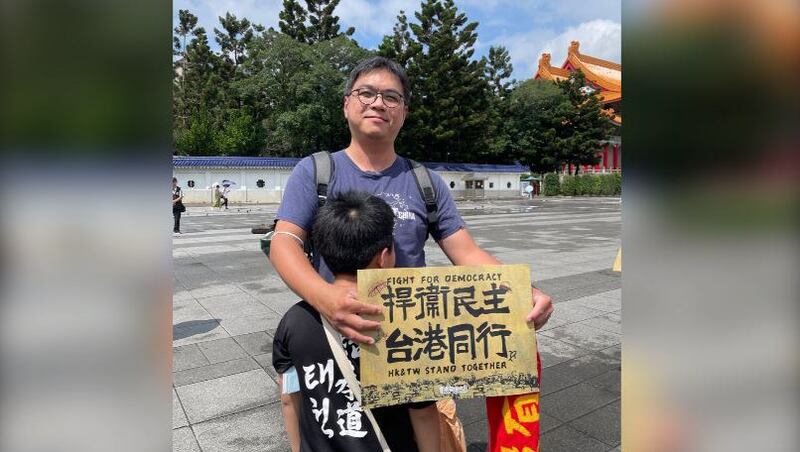 施逸祥带儿子一同声援港人,希望身体力行,与下一代用行动关注中国威胁,守护民主价值。(陈子非摄)