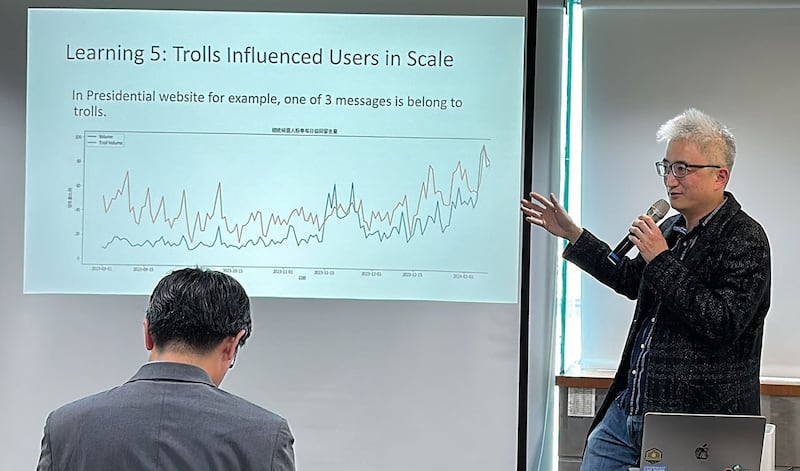 台湾人工智慧实验室(Taiwan AI Labs)创办人杜奕瑾17日发布“台湾大选认知操作观察讨论会议”数据。(记者夏小华摄)