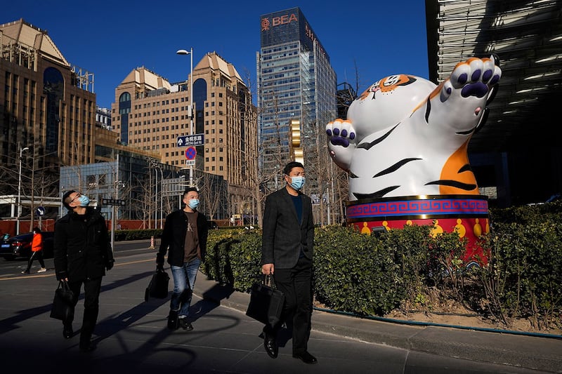 房地产专家估计楼市不会强力反弹，更多人仍将持观望态度。图为，北京商务中心区。（美联社）