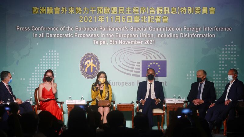2021年11月5日,欧洲议会“外来势力干预欧盟民主程序(含假讯息)”(INGE)特别委员会代表团举行访台记者会。(法新社图片)