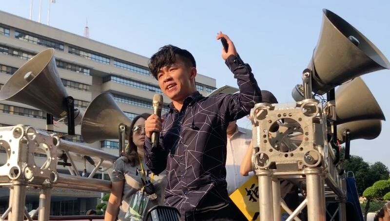 实名反习的陆生李家宝声援高雄“拒绝一国两制”游行,站上宣传车高喊“捍卫言论自由”、“捍卫台湾主权”。(记者夏小华摄)