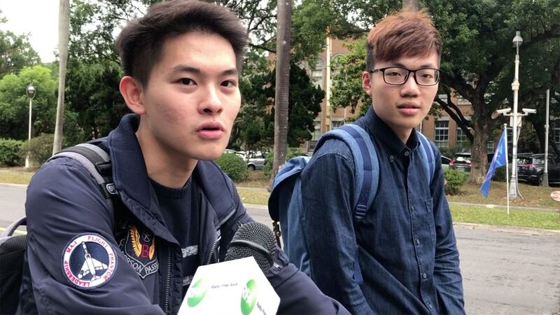 台大财金系翁同学(左)、廖同学(右)受访表示,认同台大对在港学生提出短期访问方案。(记者夏小华摄)