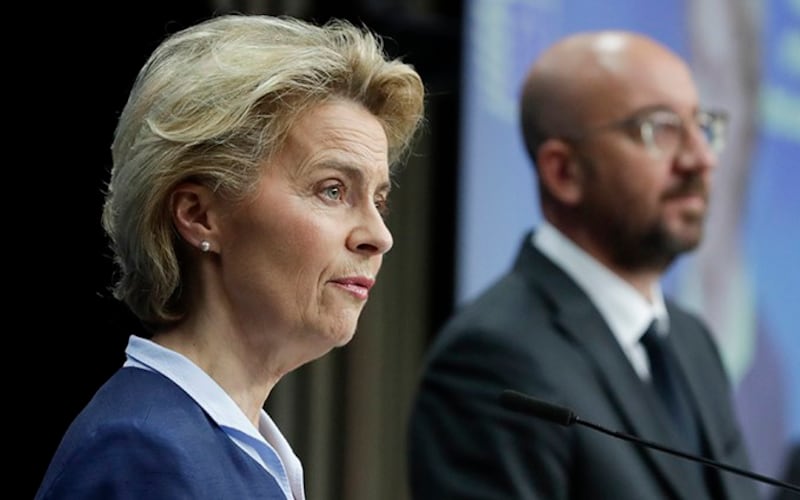 欧盟委员会主席乌尔苏拉·冯德莱恩(Ursula von der Leyen)(左)与理事会主席查尔斯·米歇尔(Charles Michel)(美联社)