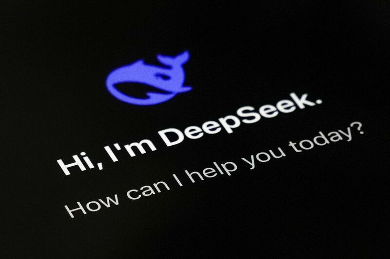 2025年1月28日,北京一部智能手机屏幕上显示着深度搜索(DeepSeek)应用页面。