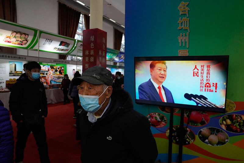 农产品北京博览会上,展示中国国家主席习近平宣传标语。(美联社)