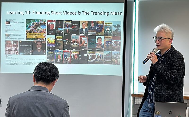 台湾人工智慧实验室(Taiwan AI Labs)创办人杜奕瑾17日发布“台湾大选认知操作观察讨论会议”数据。(记者夏小华摄)