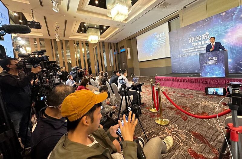 结束访美返台的鸿海集团创办人郭台铭,5日在台湾桃园机场召开记者会,宣布争取国民党提名参选2024总统。(记者夏小华摄)