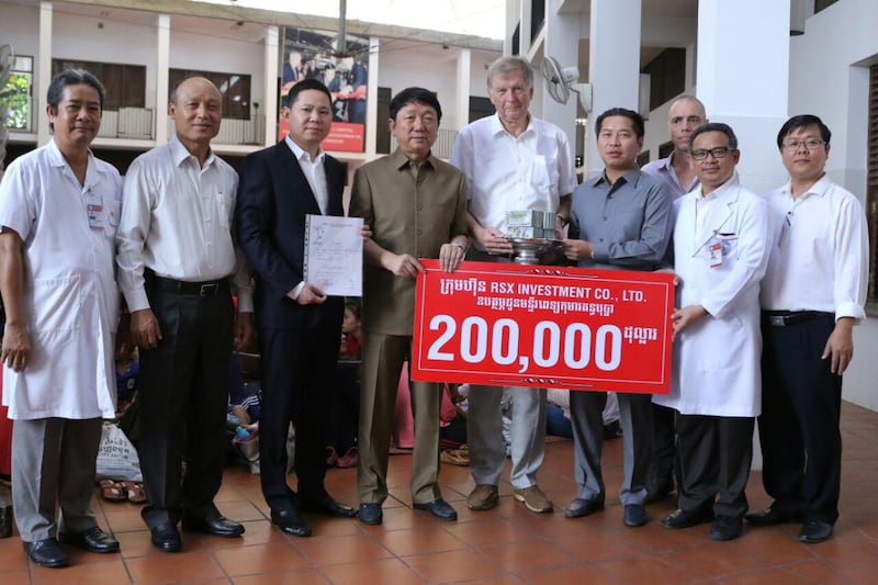 徐愛民(左四)和商業夥伴Rithy Samnang(左六)、柬埔寨國家憲兵指揮官Sao Sokha(左二),2018年12月出席坎塔博法兒童醫院捐款儀式。(K.B. HOTEL臉書專頁圖片)