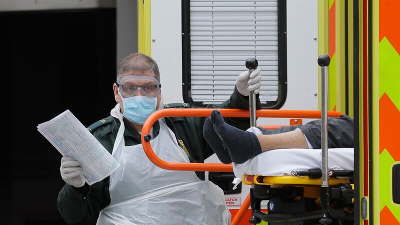 图为,2020年3月31日,一名救护车抵达英国伦敦圣托马斯医院。(美联社)