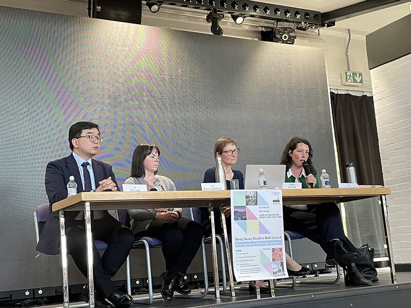 香港研究所周四(25日)举行开幕式时,邀请到有学术背景的英国政府中人担任讲座嘉宾,包括英国外交部亚太研究小组主管杰玛‧奥尼尔(Gemma O'Neill)(左二),以及内阁办公室副主任伊莫琴‧·帕森斯(Imogen Parsons)(右一)。 (吕熙摄)