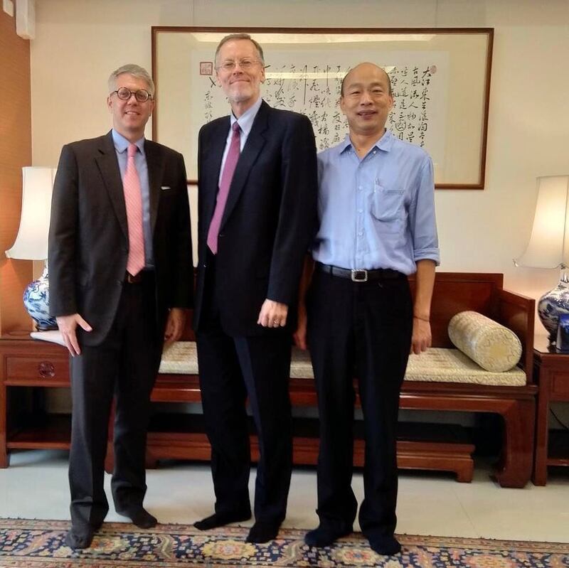 美国在台协会台北处长郦英杰(中)20号拜访国民党总统候选人、高雄市长韩国瑜(右)。(摘自AIT官网)
