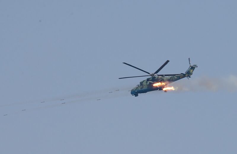 ၂၀၁၈ ခုနှစ် ဖေဖော်ဝါရီလ ၂ ရက်နေ့က ဧရာဝတီတိုင်း ပုသိမ်မြို့အနီးတွင် ပြုလုပသည့် ဆင်ဖြူရှင် ပူးတွဲစစ်ရေးလေ့ကျင့်မှုအတွင်း မြန်မာ့လေတပ်မှ Mi-35 တိုက်ခိုက်ရေး ရဟတ်ယာဉ်တစ်စီးက ဒုံးကျည်များ ပစ်လွှတ်စဉ်။
