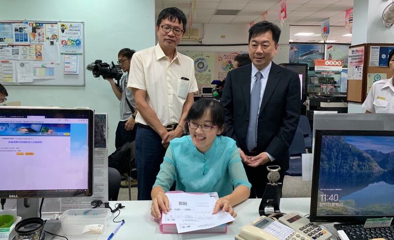 老家在辽宁、2006年嫁到台湾的宁家荣,1日到移民署台南服务站申请亲属赴台。(移民署提供)