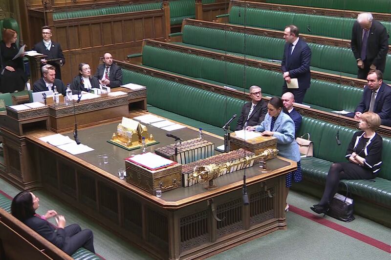 香港警方2024年平安夜宣布，懸紅各100萬港元通緝6名海外港人，其中4人現居英國，英國下議院周二（7日）就此向政府作緊急質詢。（parliamentlive.tv 截圖）