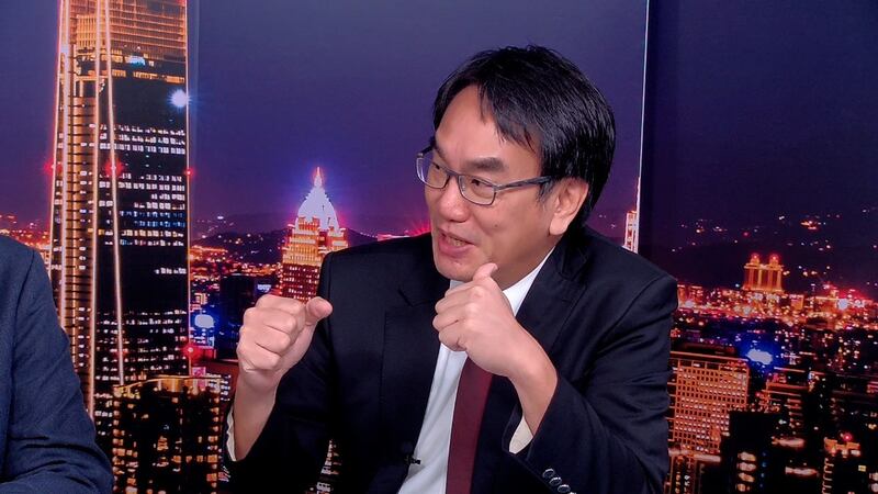 科技公司执行长林宜敬形容,中芯国际为华为打造的7纳米芯片,宛如以较粗的笔画工笔画。(截图自节目)