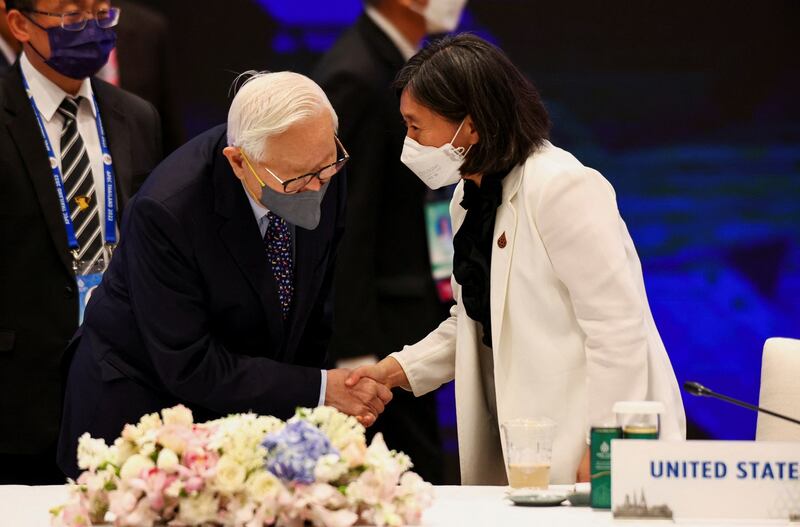 2022年11月18日,台湾总统代表张忠谋(左)与美国贸易代表戴琪(右)在“APEC 领导人与嘉宾非正式对话”活动中握手。(法新社)