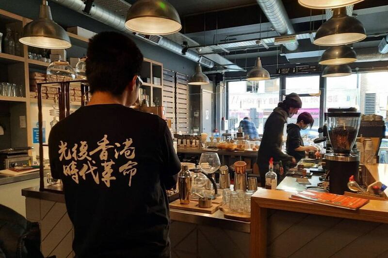 2022年1月9日,居英港人Amy与先生身穿黑衣,一同参加在伦敦声援香港新闻自由的活动。照片摄于活动之前。(照片提供/Amy)