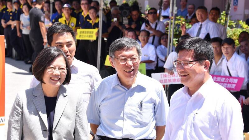 总统蔡英文(左一)、台北市长柯文哲(中)2日共同出席“全国计程车产业提升服务2.0计划”记者会。(台北市政府提供)