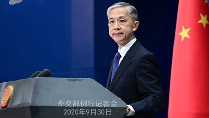 中国外交部发言人汪文斌在2020年9月30日举行的例行记者会上谈美国总统候选人的首场电视辩论(中国外交部网站)