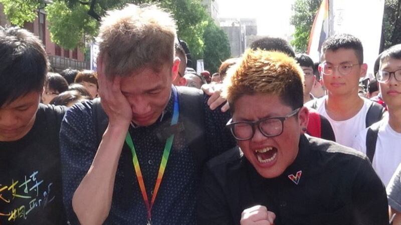 听到《同性婚姻专法》未处理跨国婚姻,有人当场落泪。(记者夏小华摄)