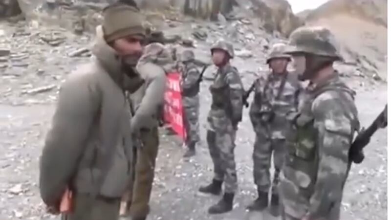 在中印边界对峙的两国军人(视频截图)