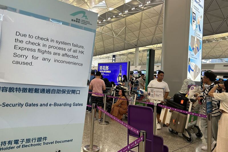 2024年7月19日,旅客在香港机场等待登机。当天,微软全球性故障导致航班停飞,多行业停摆。(美联社)