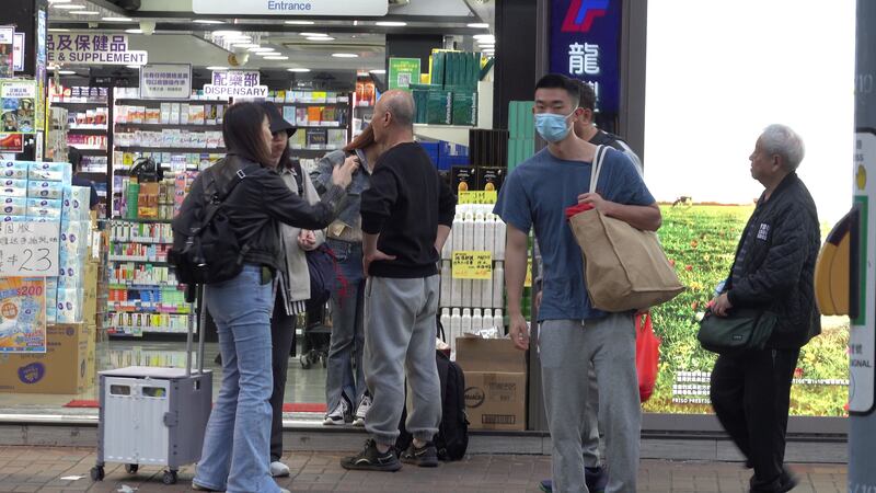 香港的連鎖藥房外，不少中國內旅客都表示有聽聞中國近日的「衛生棉醜聞」。（衛斯攝）