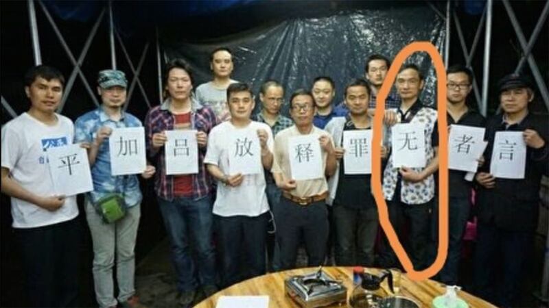 湖南网民周再强(右三)因声援反送中被刑事拘留。(民生观察)