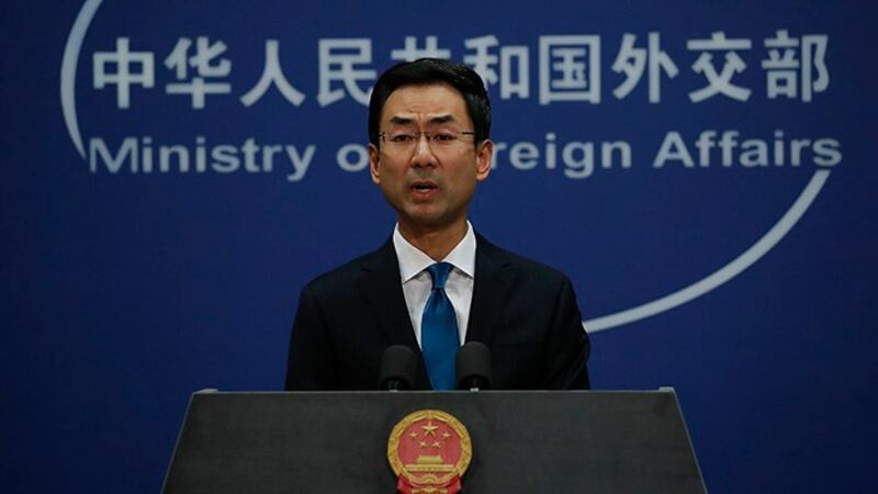 中国外交部发言人耿爽28日在记者会中回应法国的声明(美联社)