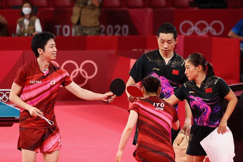 东京奥运日本选手水谷隼和伊藤美诚26日以4:3击败中国桌球金牌老将组合许昕、刘诗雯,夺下日本桌球界奥运史上第一金。(路透社)