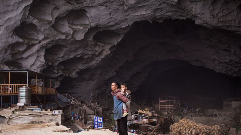 贵州省的中东苗寨,该村只有18户家庭,他们生活在200米深的山洞中。(AFP)