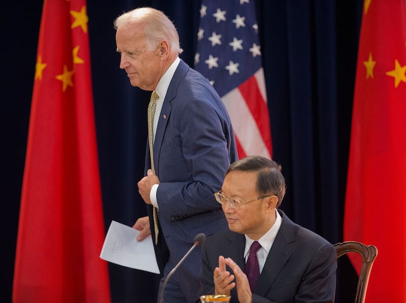 资料图片:2015年6月23日,美国副总统拜登Joe Biden(左)走过中国国务委员杨洁篪(右),在第七轮中美战略与经济对话和第六轮中美人文交流高层磋商上发言。(AP)