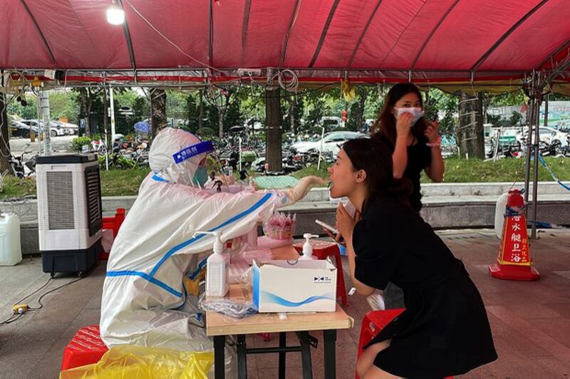 广州一名民众正在接受核酸检测(美联社图片)