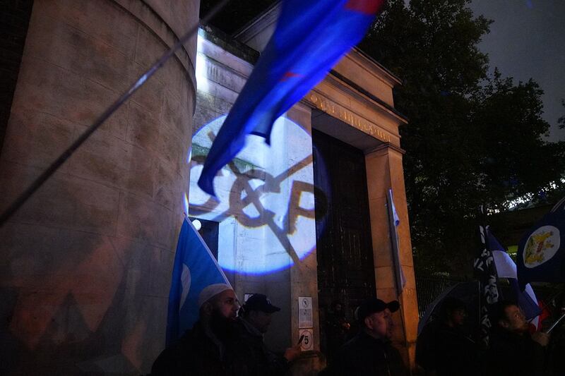 有示威者在围墙上投射反共标语，表达不满。 （RFA图片）